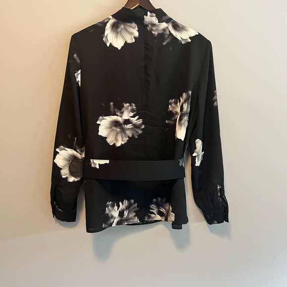 Le Chateau New. Chiffon black floral blouse w belt - Picture 4 of 5